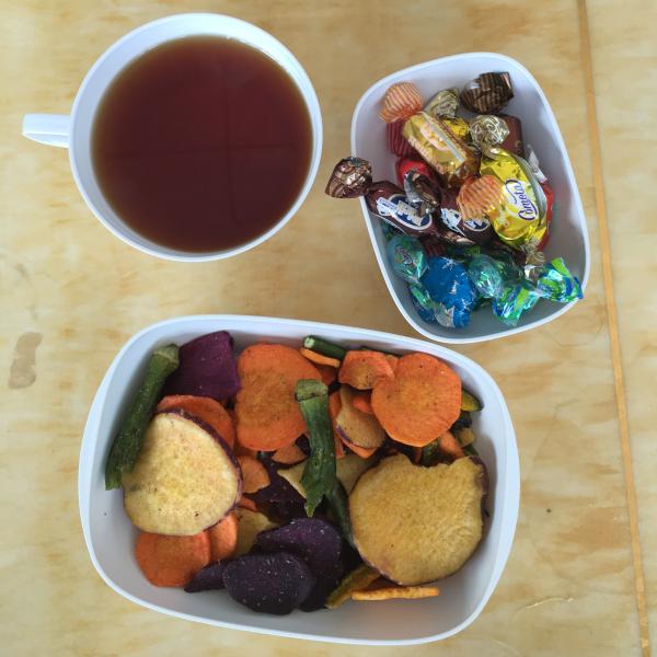 Здоровая еда хрустящие высушенные фрукты и овощи смешали закуски зажарила сладкие картофельные чипсы