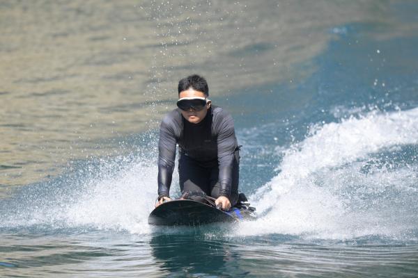 BluePenguin Motor de gasolina 110cc Powered surfboard para surf de gasolina OEM personalizado