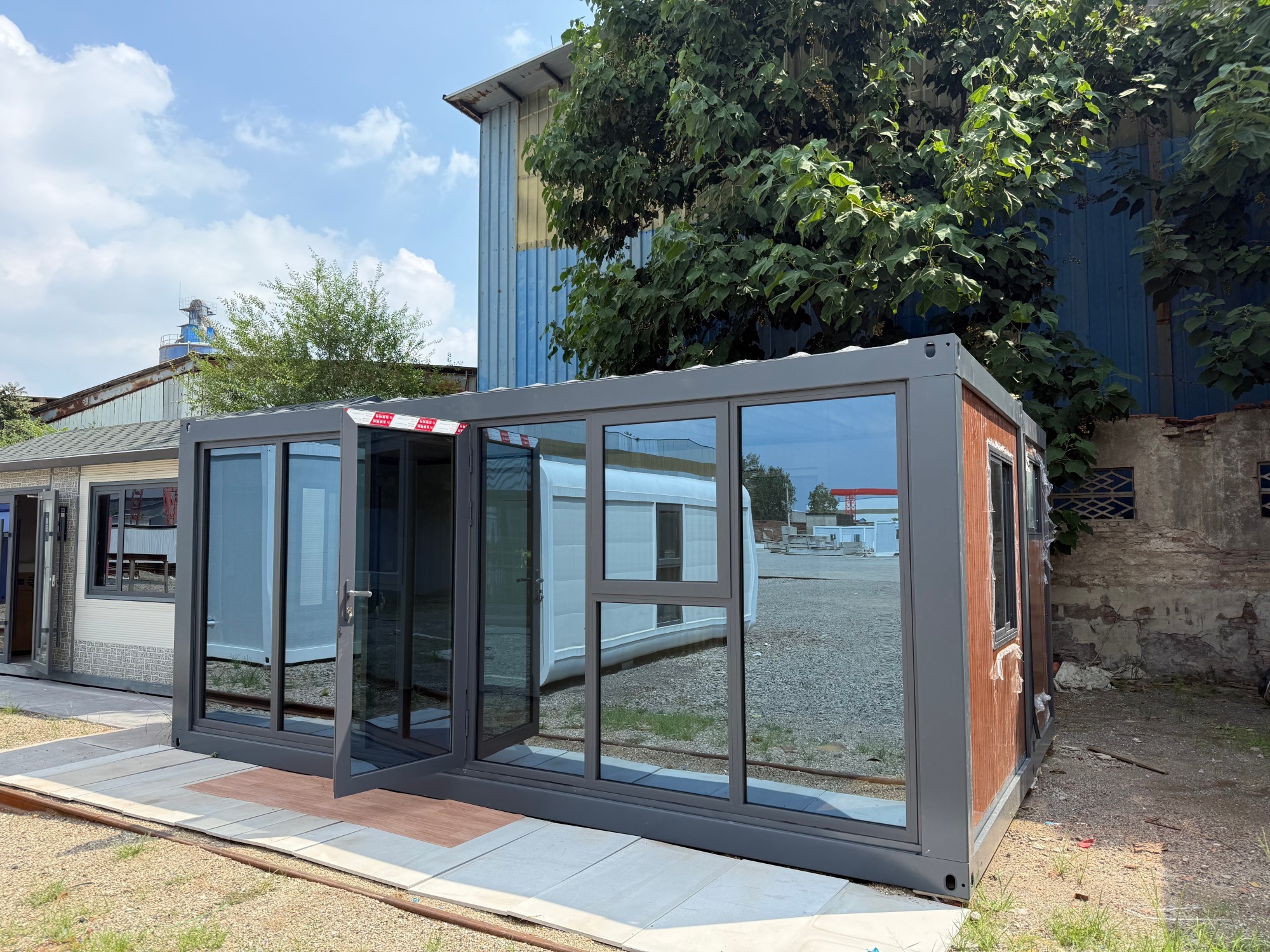 Customized Professional Eco-Friendly Foldable Container House Durable Comfortable Waterproof Feature for Workshop Application