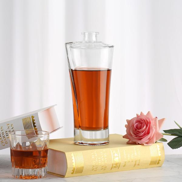 Garrafa de vidro de pedra transparente de 500 ml para bebidas alcoólicas de design competitivo e sofisticado