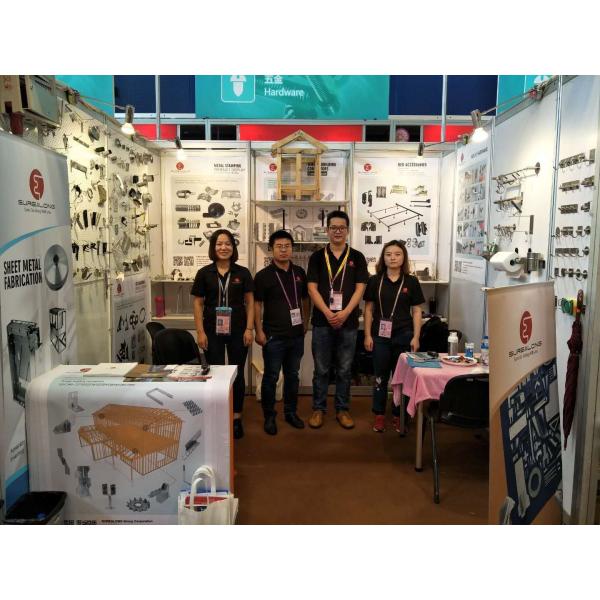 Черная промышленная железная труба Настенная одежда Рельсовый пальто Полотенце Хранилище Винтажная стойка Ткань вешалка Поставка