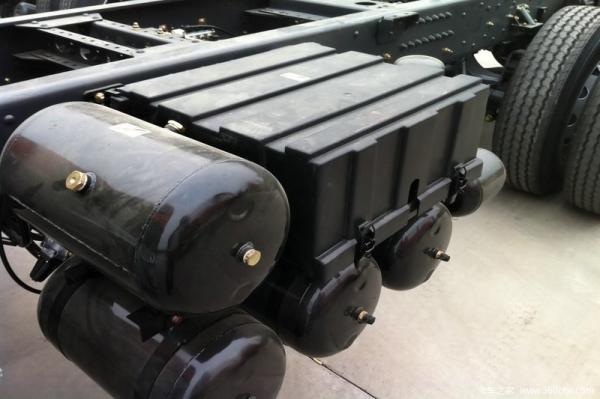 6x4 245hp Cargo Van Truck With Cummins C245 33engine / Fast 9JS119T-B Gearbox
