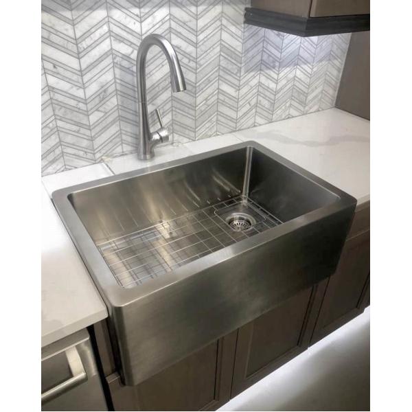 Установленные столом современные Фаусец кухонной раковины с вытягивают вниз спрейер