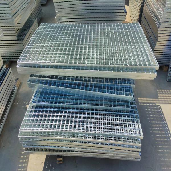 Quente mergulhado galvanizou a grade de aço serrilhada do assoalho da plataforma da raspagem soldada