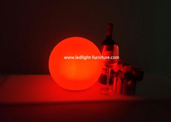 As multi cores conduzidas iluminam acima o diâmetro de bola 16 para a decoração da árvore de Natal