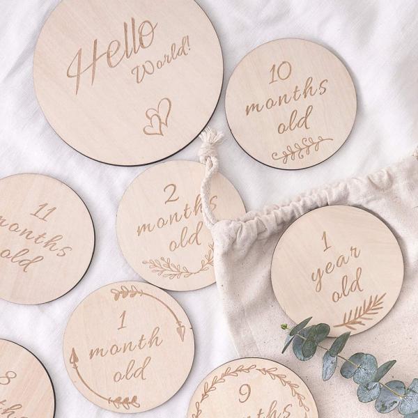 Tarjetas personalizadas de piedra angular para bebés de madera. 13 círculos hechos a mano de dos lados con un disco más grande. Regalos para el baby shower.