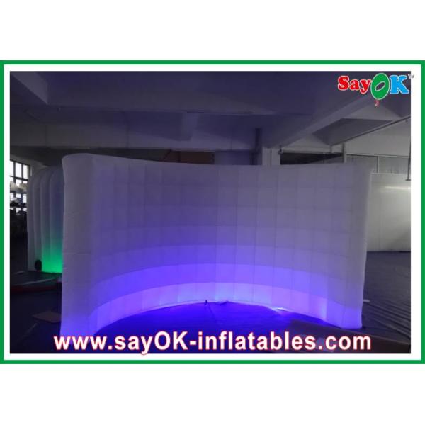Стена ткани Оксфорда крупного плана шатра воздуха SAYOK Outwell раздувная с освещением приведенным для выставки/события