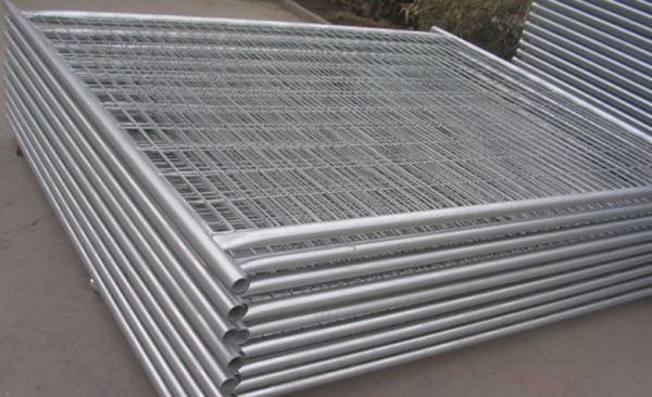 Clôture grillagée temporaire en acier galvanisé 2,1x2,4m 60x150mm