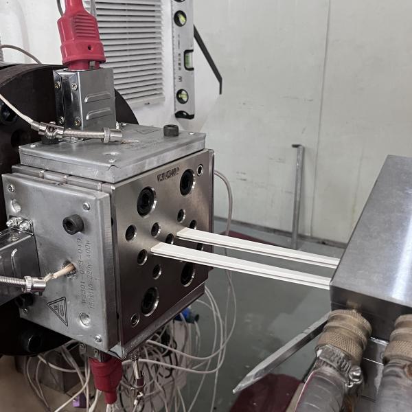 1 Cavity Mould for Glass Bead UPVC Profiles Extrusion Manufacturing