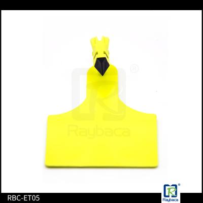 Uma frequência ultraelevada 960 megahertz RFID feito sob encomenda da parte etiqueta a cor amarela material de TPU para a vaca do gado