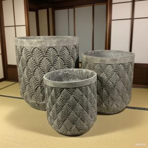 GRCポット グレーの丸い繊維セメントプランター 繰り返しパーム葉のパターン 軽量 耐久性 低保養性 花のポット 休日 ビラ オフィス装飾 屋根裏庭園 景観設計