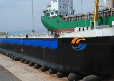 Uso de lançamento das bolsas a ar do navio de borracha pneumático no arrasto da construção pesada