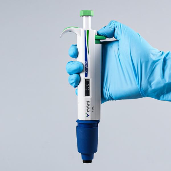 Ergonomic design. Light weight, low operating force, effectively reduce the pressure on palms and arms. The elastic nozzle function perfectly releases the pressure on your hands. Control everything anytime, anywhere, and the multi-angle digital window ensures a comfortable working environment. Regardless of your hand position or working position, all information on the digital window of the pipette can be clearly read. Comfortable feel, lightweight and ergonomically designed, the classic design feels better in the hand. Yongyue pipette, the brand quality is trustworthy. Each pipette body has a specification mark for easy identification. I wish you easy, fast and standard pipetting. Лабораторные цифровые одноканальные пипетки большой емкости 1–5 мл