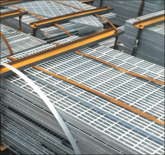 Hot Dipped Galvanized Steel Grating Heavy Duty Metal Grid Grating Panels Pressure Welded and Locked for High Load Capacity