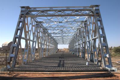 Ponte provisória do arco concreto do fardo da plataforma
