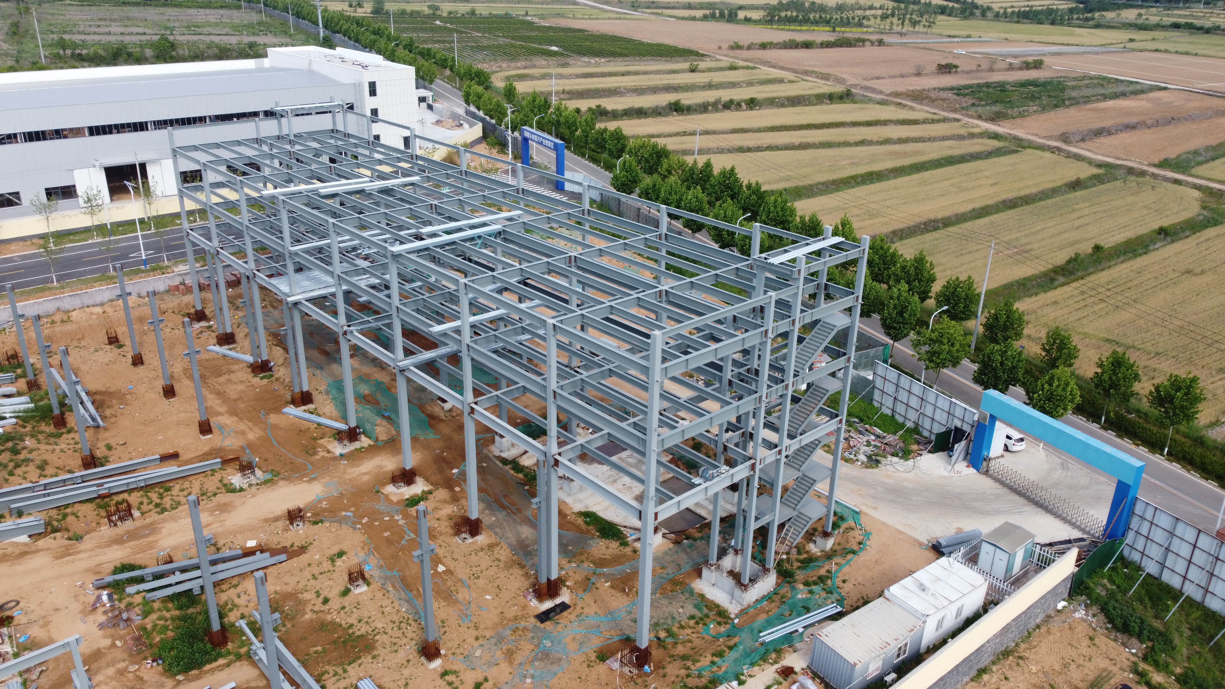 Modern Multi-Storey Steel Office Building With Feature Layout