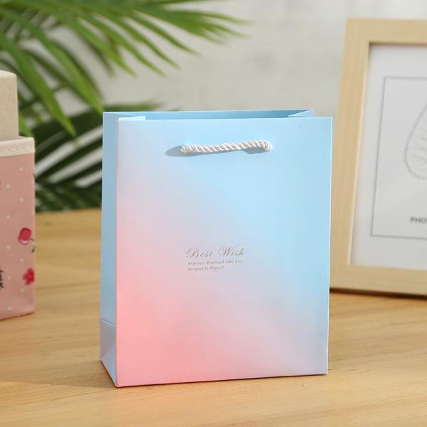 Sacs-cadeaux en papier écologiques avec poignées de corde pour vêtements