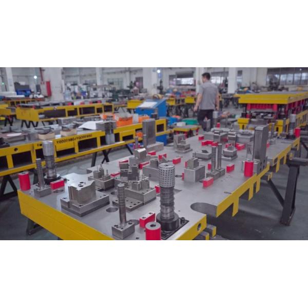 Molde multicavidad automotriz para producción masiva de componentes plásticos