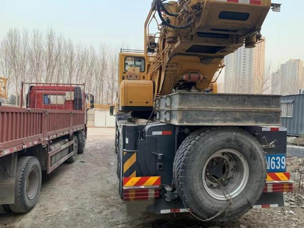 Crane télescopique pliante de 90 tonnes montée sur un camion