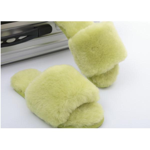 Тапочки женщин подкладки шерстей пушистые, подошва розовых теплых расплывчатых тапочек резиновая