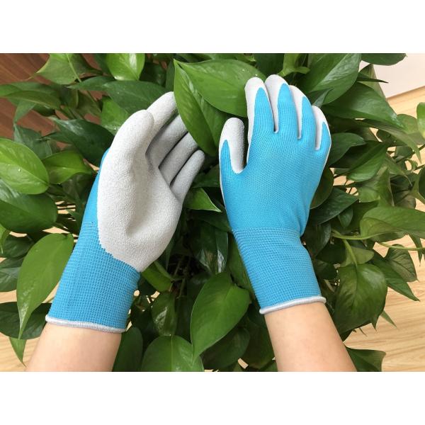 Очищать людей и садовничая полиэстер вязать с перчатками руки латекса пены покрытыми