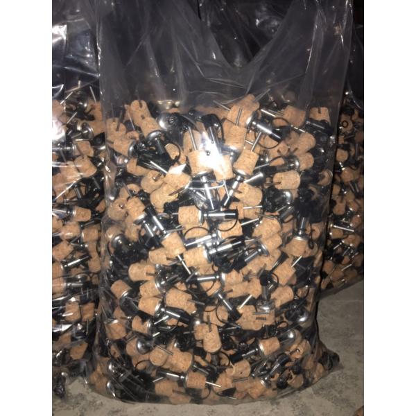 2017 Wholesale Stainless Steel Liquid Pourer for Olive Oil Wine with Plastic Cap, Good Quality and Competitive Price