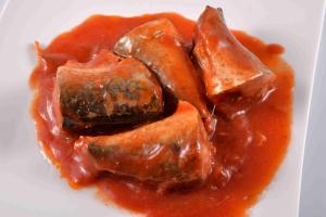 Cavala enlatada no molho de tomate 425g (15oz)