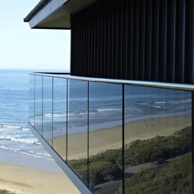 Balustrade en verre sans cadre courbée Balcon 8.76mm 10.76mm 13.14mm 17.52mm Escalier en verre moderne Barrière de terrasse en verre incolore Balustrade