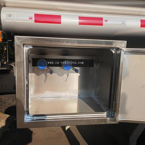 Camion-citerne en acier inoxydable HOWO pour le transport de lait, d'eau potable et de jus