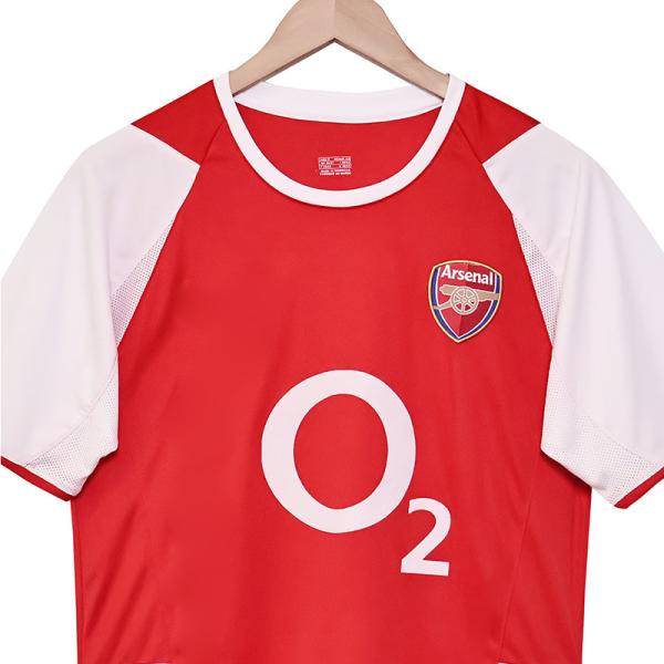 Le maillot d'Arsenal de la saison 02-04 est entièrement restauré et permet de personnaliser l'équipe.