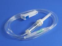 ensemble jetable de l'infusion 5um IV avec le tube résistant flexible et de repli