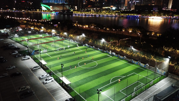 Técnica innovadora de tejido Alfombra de césped artificial con sistema de drenaje eficaz