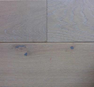 le blanc a souillé le plancher en bois machiné par chêne avec le finissage de brosse