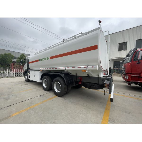SINOTRUK TX Model 6X4 25CBM Oil Tank Truck 10Wheels 336Hp White Two Warning Lights