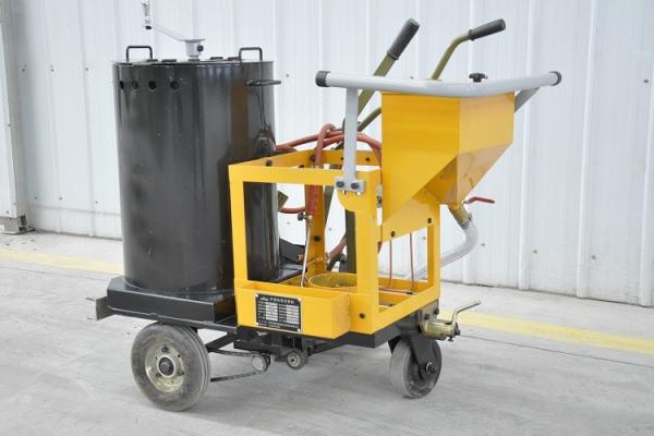 熱塑路標識機を押す人- 靴のサイズが違う