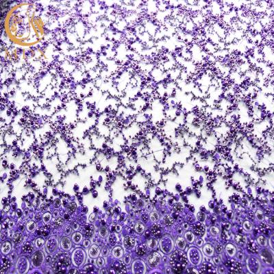 O roxo efervescente do brilho bordou pérolas luxuosas da tela do laço para o vestido de noite