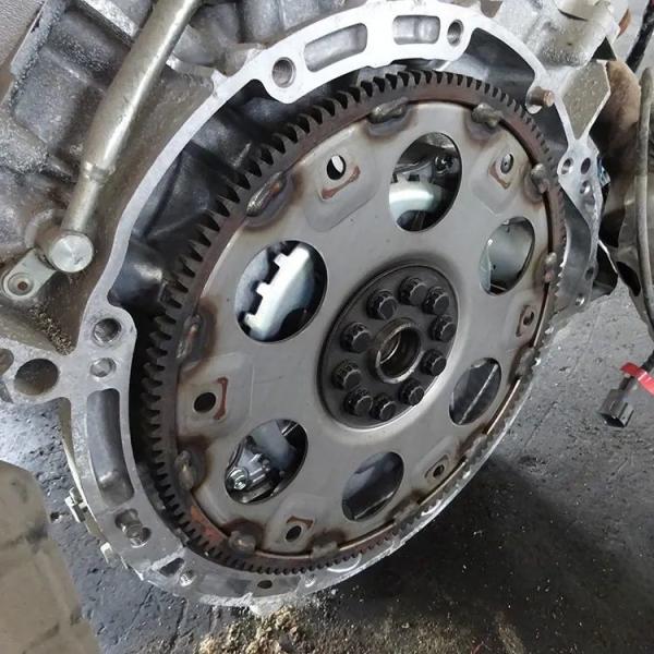 5.7L использовало японские двигатели использовало двигатели Тойота для крейсера земли