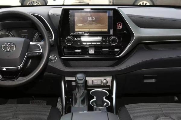 Techo solar panorámico y SUV Toyota Highlander 2023