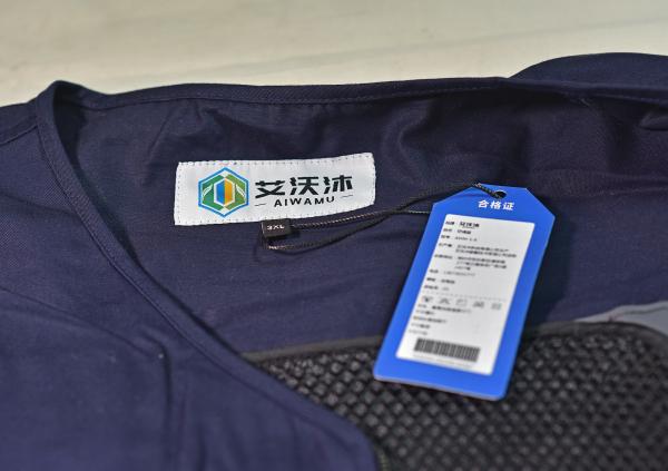 Vêtements de travail pour hommes à l'aide d'un système de climatisation respirant et de refroidissement