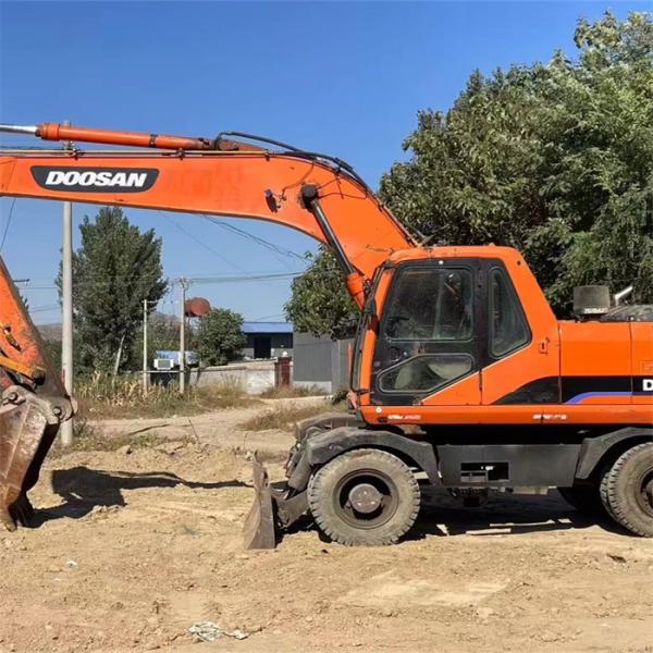 Precio bajo 22 toneladas usadas excavadora de ruedas coreana Doosan DX 210W-7 con menos horas de trabajo