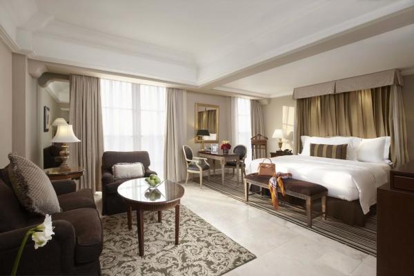 A mobília antiga do quarto do hotel da parte alta ajusta a densidade da esponja da densidade 30-45