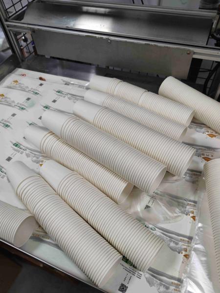 9 - O chá amigável do café de 12OZ Eco bebe o copo de papel descartável afastado com tampas