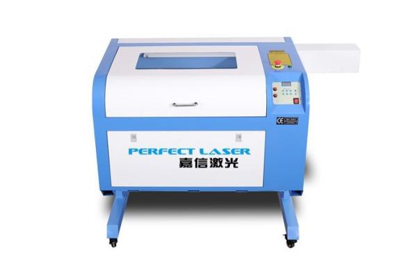 Máquina de gravação a laser CO2 para usinagem de madeira 40 W / 60 W CO2 6040 3D Crystal