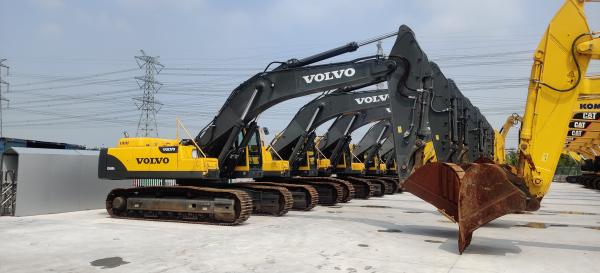 Excavadora amarelo Komatsu 460blc de segunda mão em boas condições.