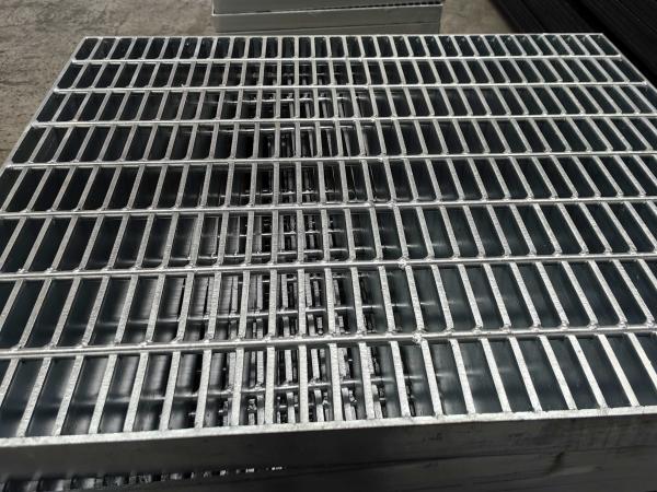Modern Silver 3mm Cross Bar Pitch Industrial Soldado Grelha de Aço Quente Galvanizado Superfície lisa
