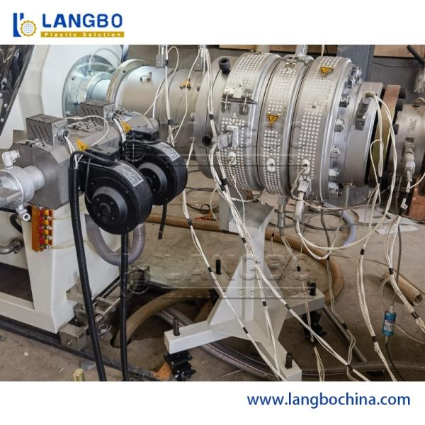 Machine d'extrusion de tuyaux en plastique PE/PP/HDPE/PVC/PPR en vente chaude pour la fabrication de tuyaux en plastique pour l'alimentation en gaz et en eau/ligne de production