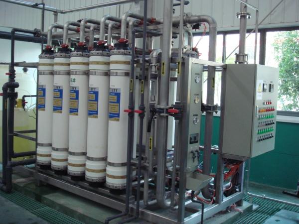 Sistema de equipamentos de tratamento de água de ultrafiltração (UF) para o processamento de água mineral