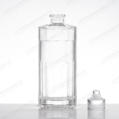Garrafa de vidro de vodka e vinho com cor de garrafa personalizada e belo design de cristal