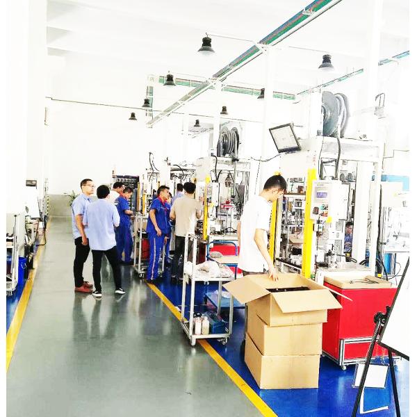 Machine de soudage à plaque chaude servo horizontale avec puissance de 12-25 KVA et battement de production 55S/1PCS pour le soudage plastique de précision