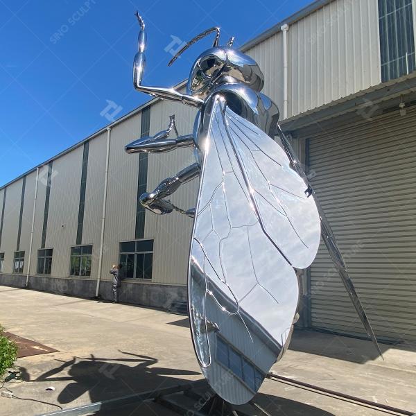 Escultura de abelha de aço inoxidável ao ar livre com acabamento polido altamente espelhado